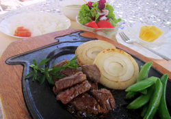 ランチ一番人気の「伊豆牛サイコロステーキ」