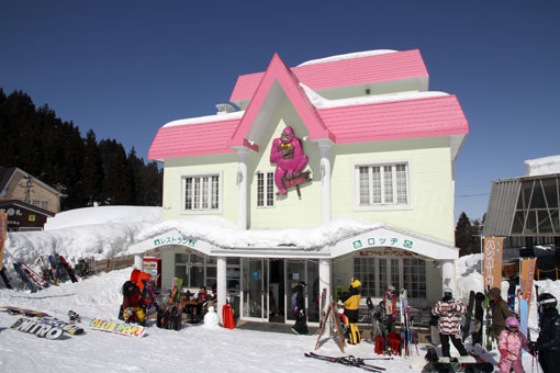 石打丸山スキー場で有名なピンクのゴリラが目印！！