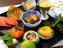 季節の山菜や旬の食材を楽しめる和食中心のメニュー