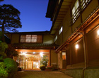湯巡り三昧を楽しめる宿(玄関の夜景)