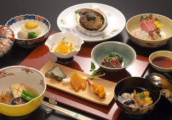 新鮮な魚介類と旬の野菜や珍味などを贅沢に使った懐石料理