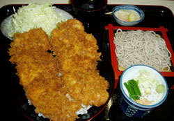 ボリュームのある「わらじかつ丼ランチ」980円 