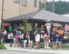 行列必至の人気店