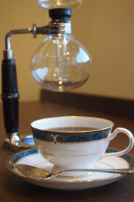 こだわりの珈琲。カップ類はノリタケを使用