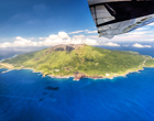 往復の飛行機から太平洋に浮かぶ島の大自然を一望