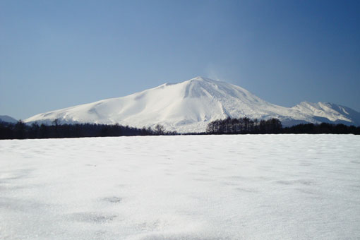真っ白な雪が覆う冬の浅間山