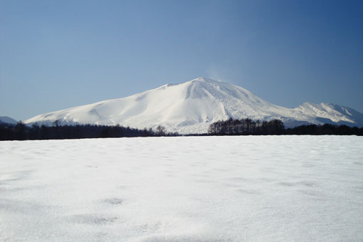 真っ白な雪が覆う冬の浅間山