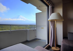 客室から望める富士山の絶景を眺めながらリラックス
