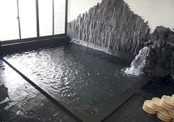 宿泊者はミネラル豊富な溶岩を使った温泉も楽しめる