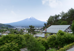 美しい富士山と河口湖の景色が自慢